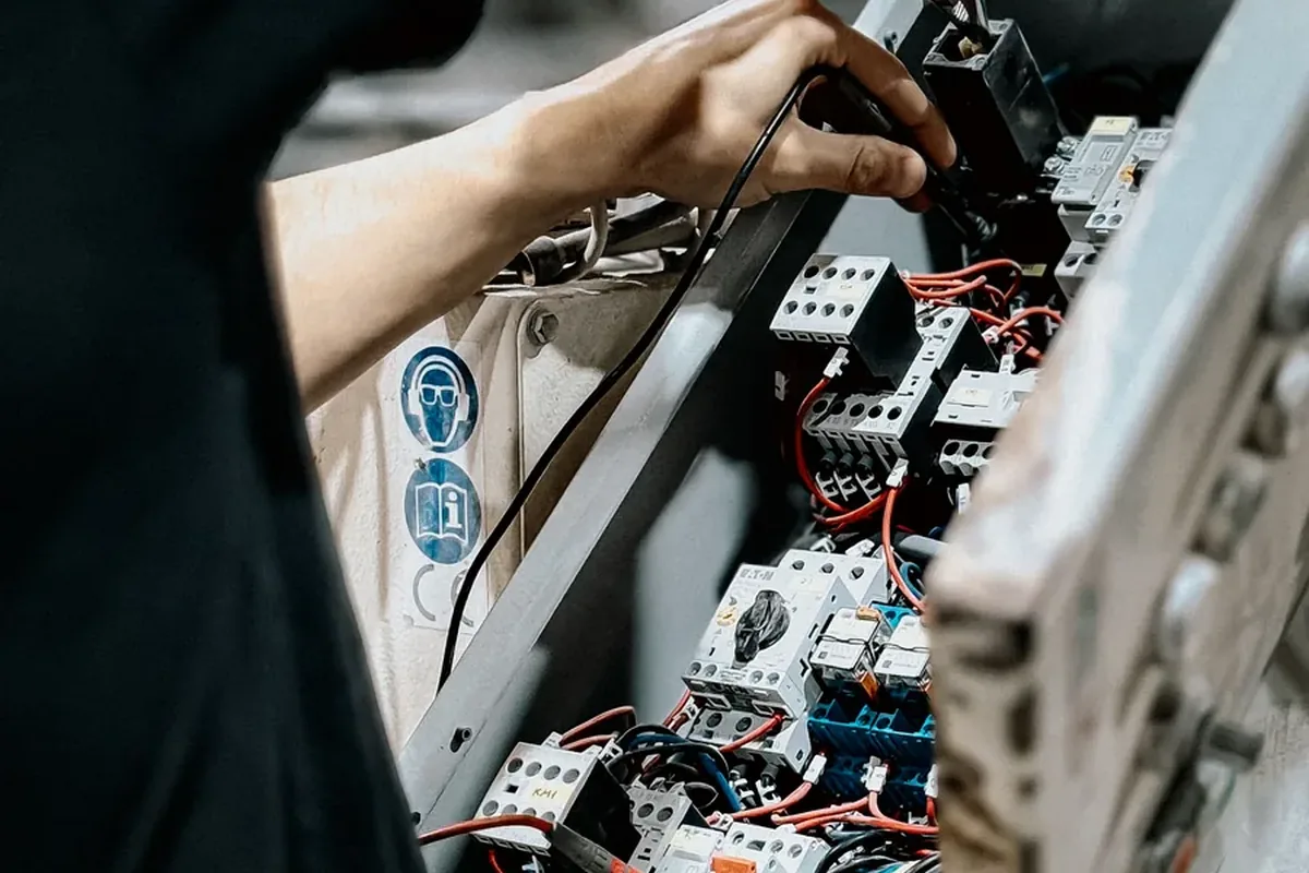 Detalle técnico de diagnóstico en una instalación eléctrica