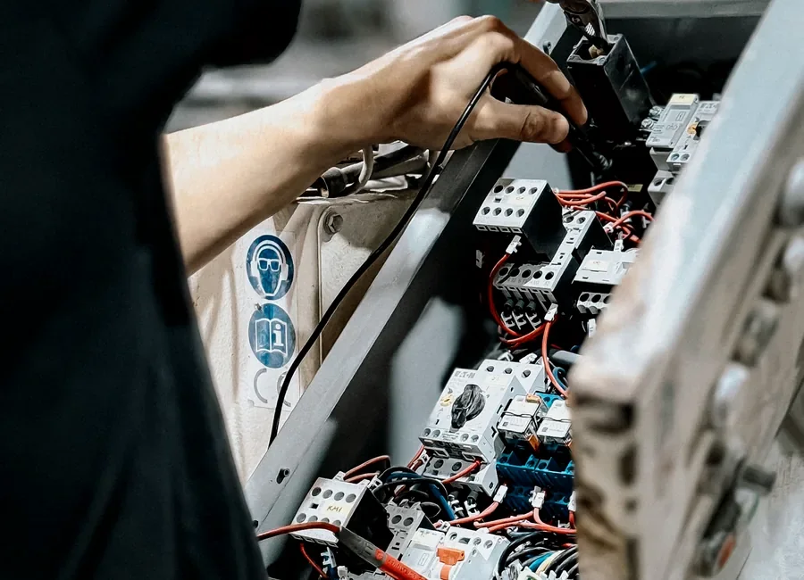 Trabajo en un cuadro eléctrico